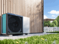 Außen aufgestellte Daikin Wärmepumpe an einem modernen Holzhaus