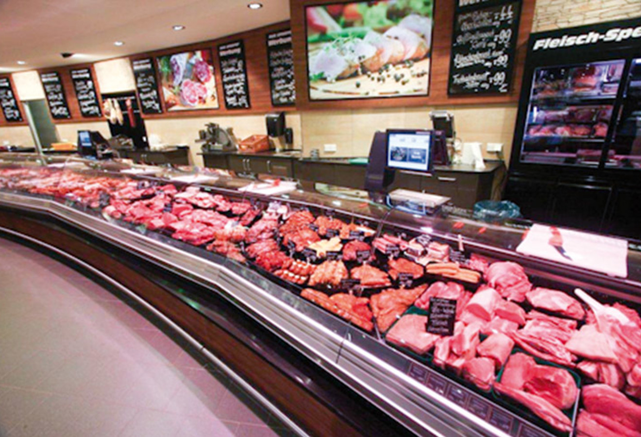 Frische Fleischtheke mit verschiedenen Fleisch- und Wurstwaren