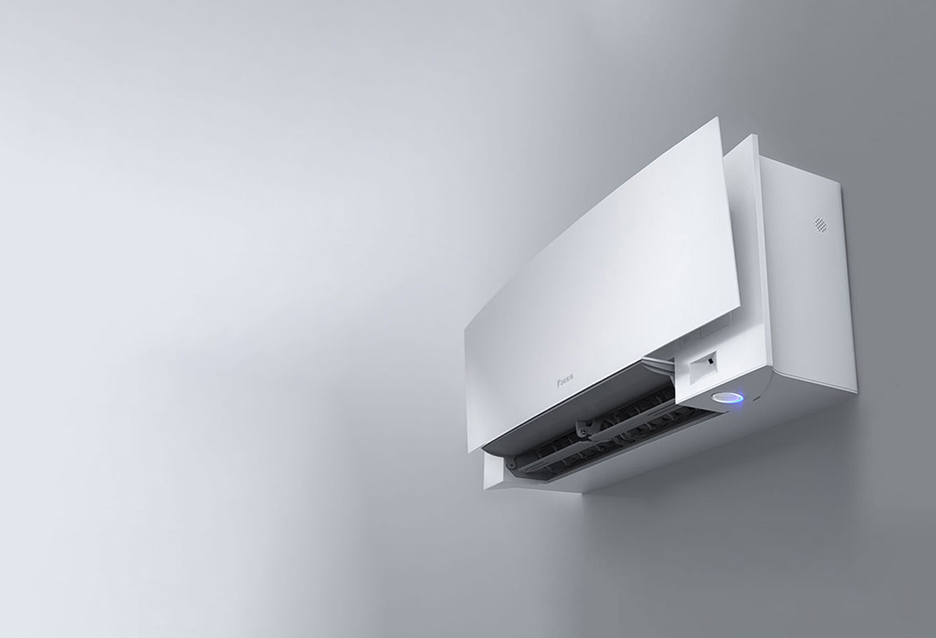 Modernes weißes Daikin-Klimagerät mit stilvollem Design an Innenwand montiert
