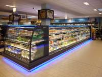 Kühlregale mit Milchprodukten und Frischeartikeln im Supermarkt