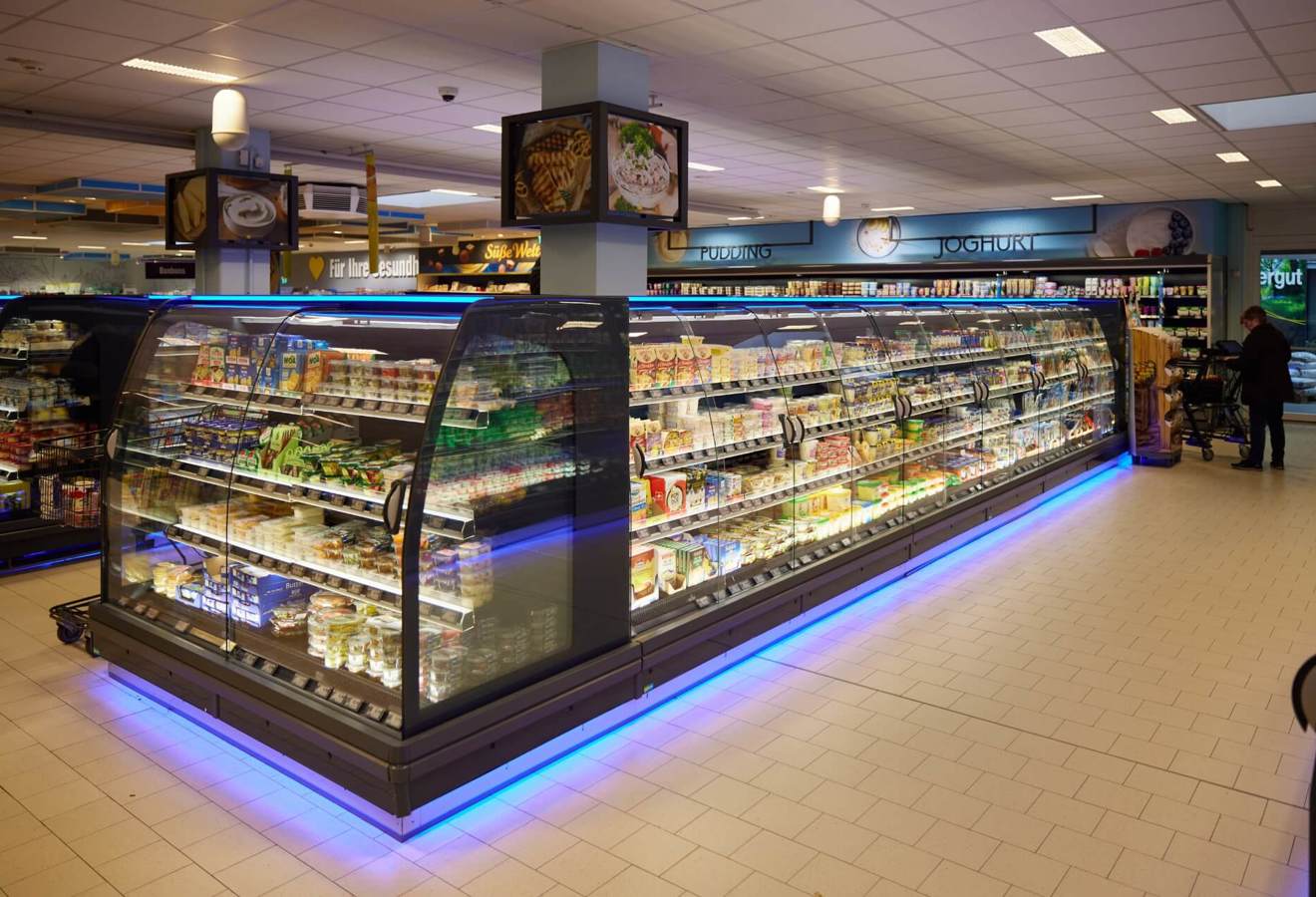 Kühlregale mit Milchprodukten und Frischeartikeln im Supermarkt